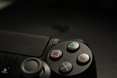 Saros: ecco quando potrete leggere la nostra recensione della nuova esclusiva PS5 di Housemarque